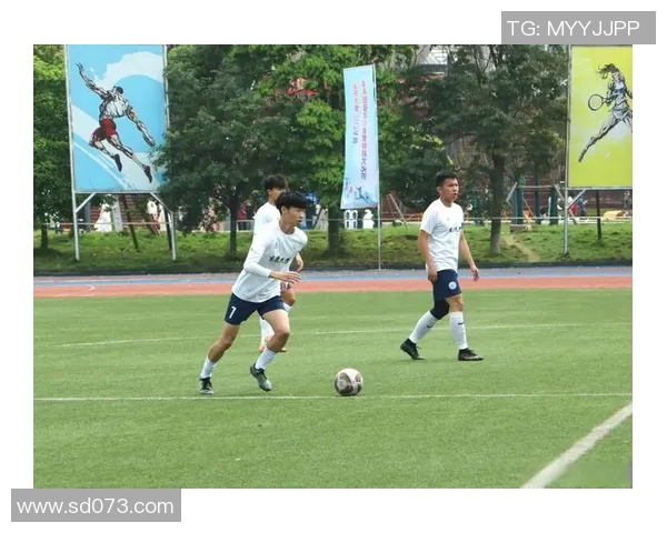 在足球绿茵场上追逐梦想的青春岁月与激情瞬间